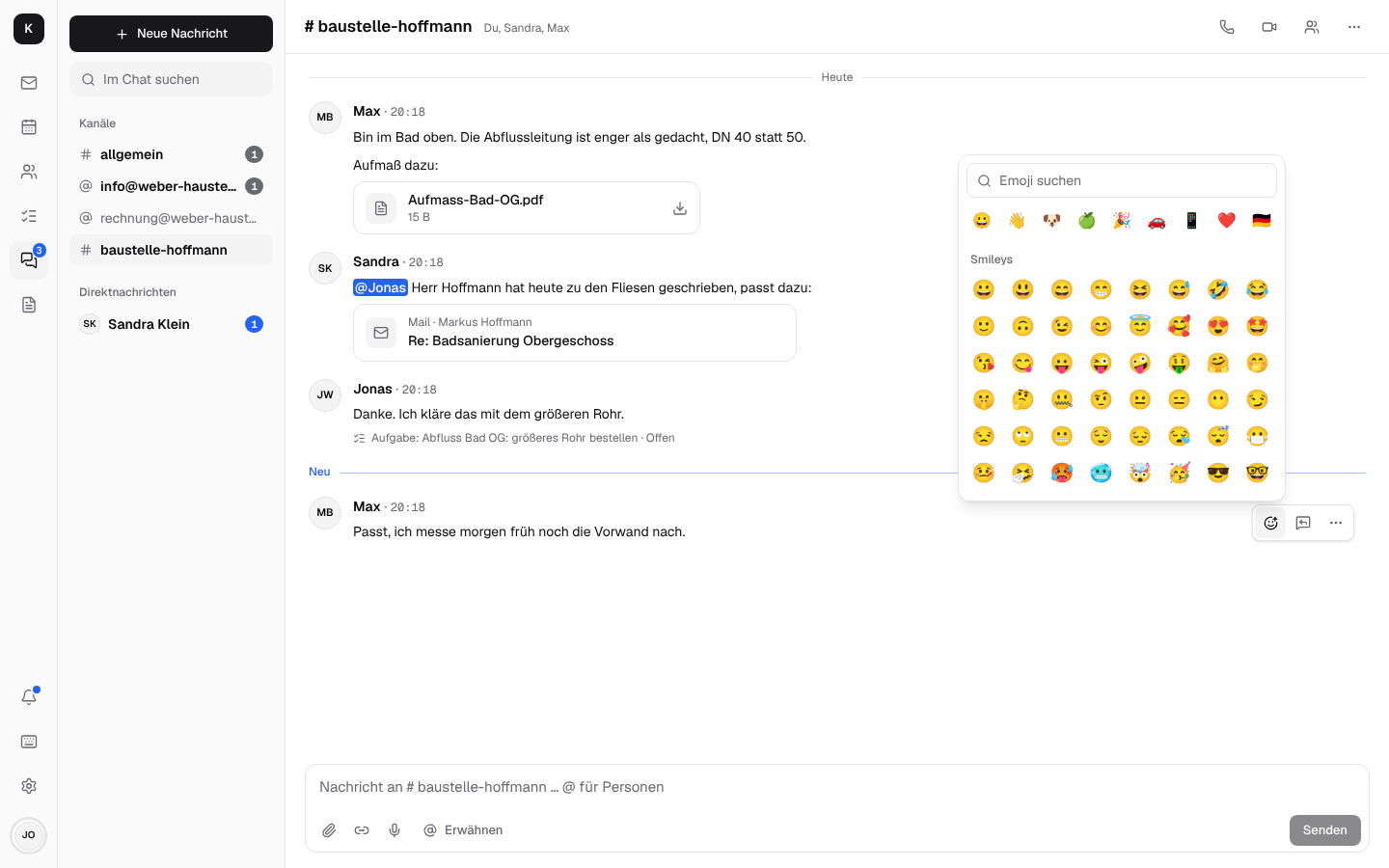 Die Emoji-Auswahl an einer Nachricht im Kanal #baustelle-hoffmann: Suche, Kategorien, Smileys